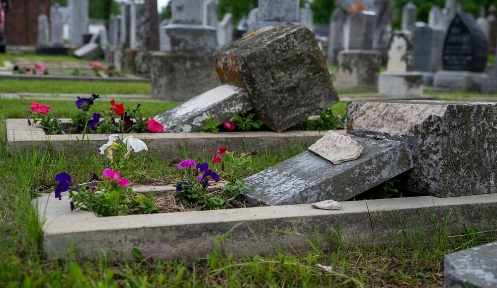 «Оскорбили и живых, и мертвых»: в Виннипеге разрушено еврейское кладбище
