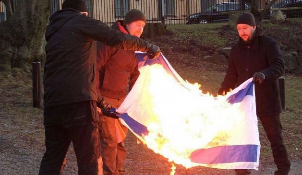 В Стокгольме экстремисты сожгли Тору и израильский флаг