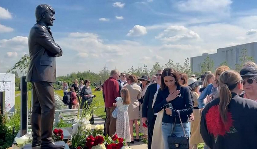 На Троекуровском кладбище в Москве открыли памятник модельеру Валентину Юдашкину