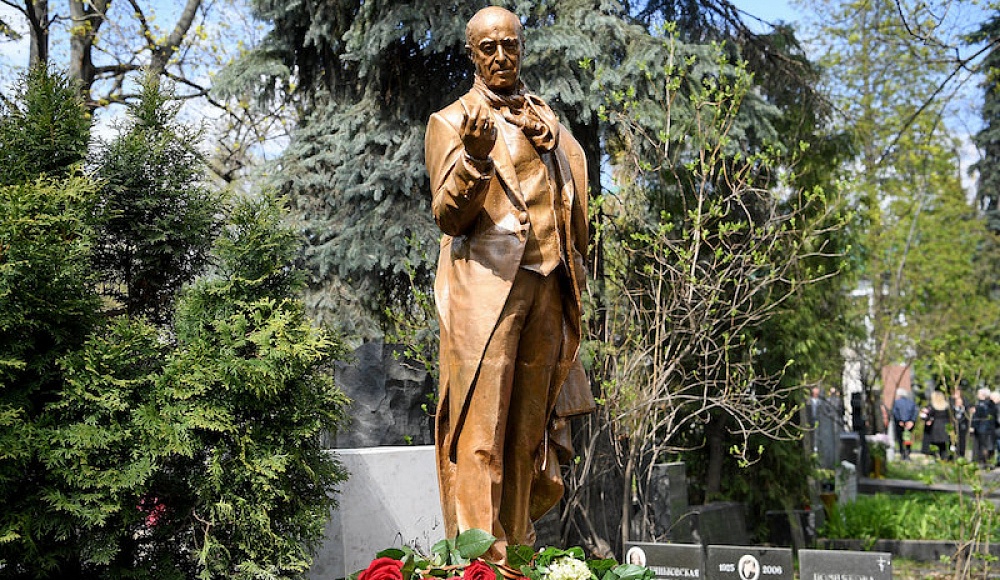 На Новодевичьем кладбище открыли памятник Владимиру Этушу