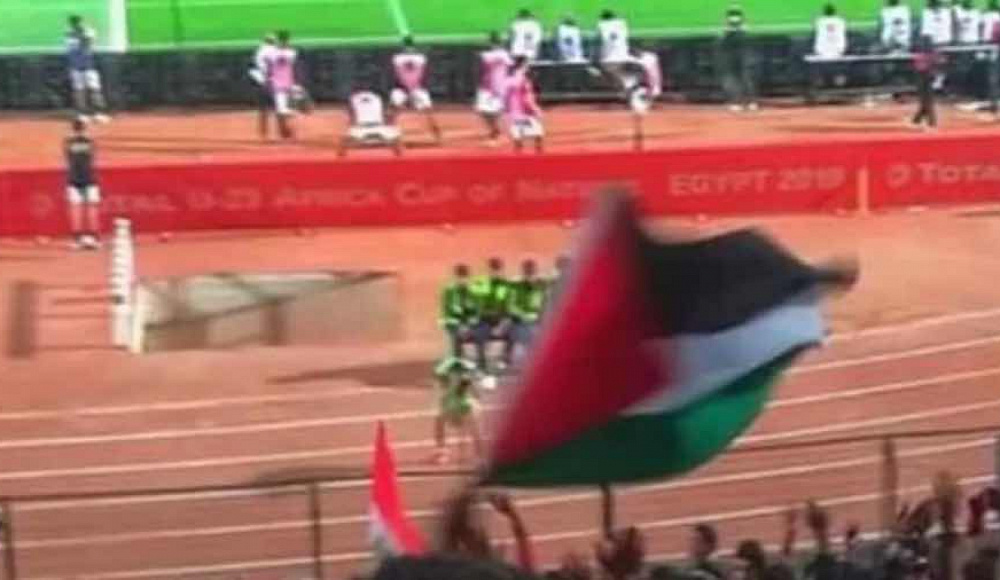 В Израиле болельщик арестован за размахивание палестинским флагом во время футбольного матча