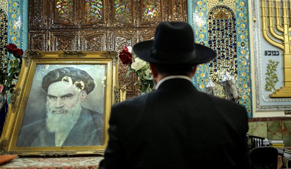 Иранские евреи провели в синагоге Тегерана церемонию памяти аятоллы Хомейни