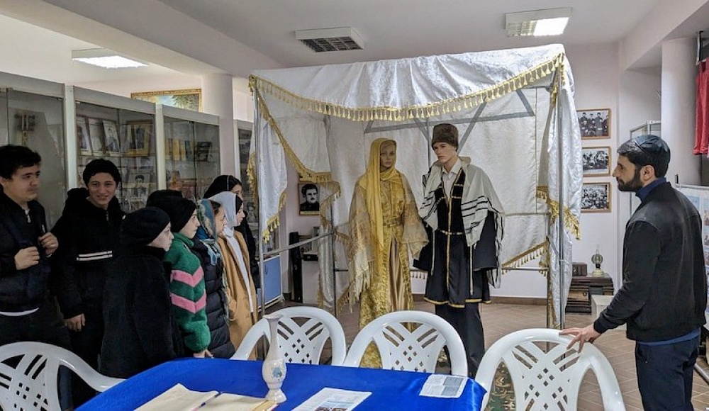 Дербентские школьники на экскурсии в синагоге «Келе-Нумаз»