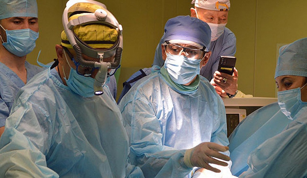 Израильский профессор провел для детей в Казахстане 12 сложнейших ортопедических операций 