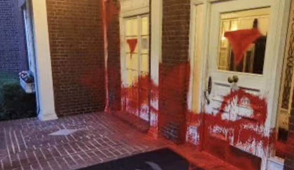 Дом директора еврейского музея в Нью-Йорке залили красной краской