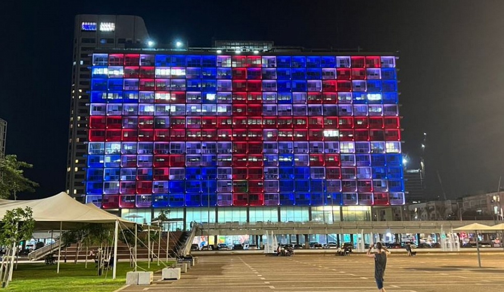 Здание мэрии Тель-Авива окрасилось в цвета британского флага в память о королеве Елизавете II