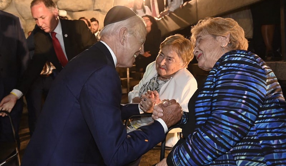Байден преклонил колени перед пережившими Холокост
