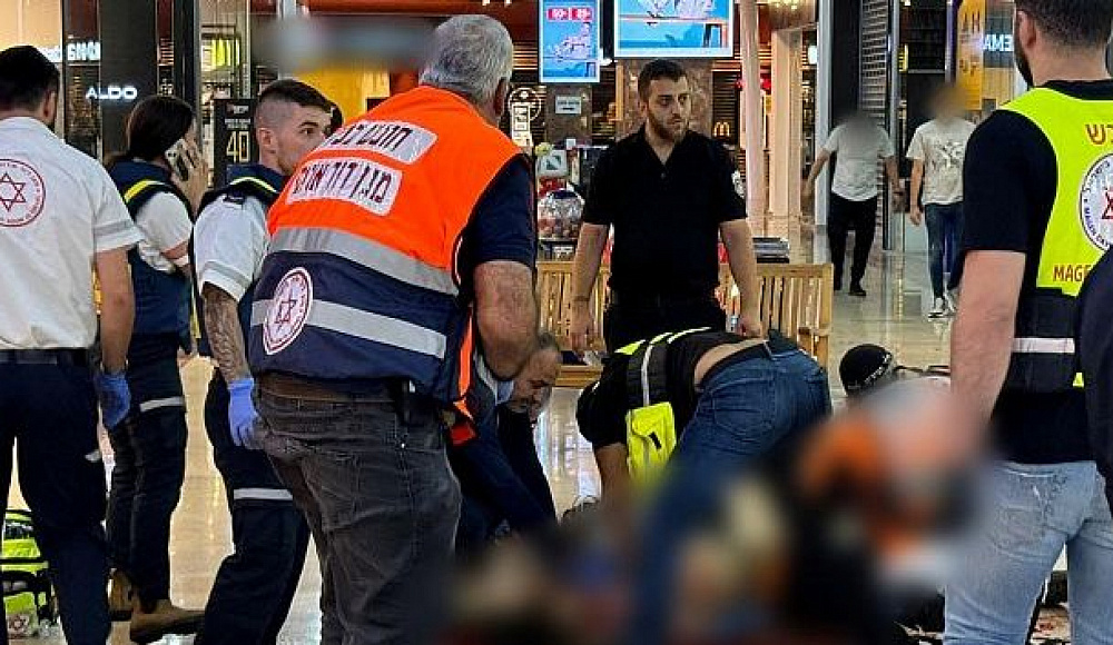 Ножевой теракт в торговом центре в Кармиэле: двое раненых, террорист нейтрализован