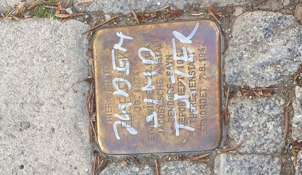 В Веймаре «камни преткновения» памяти жертв Холокоста осквернили антисемитскими лозунгами