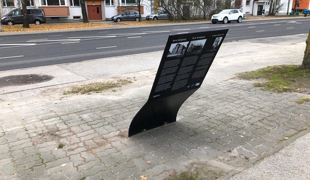 В Эстонии осквернили свастикой мемориальную табличку Тартсуской синагоги