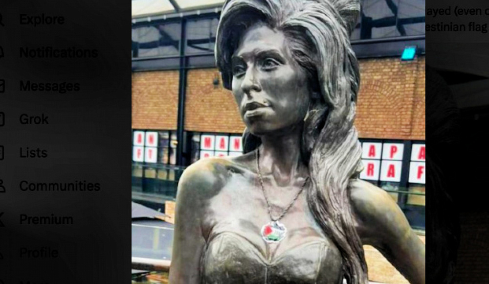 На статую Эми Уайнхаус в Лондоне поверх звезды Давида наклеили пропалестинский стикер