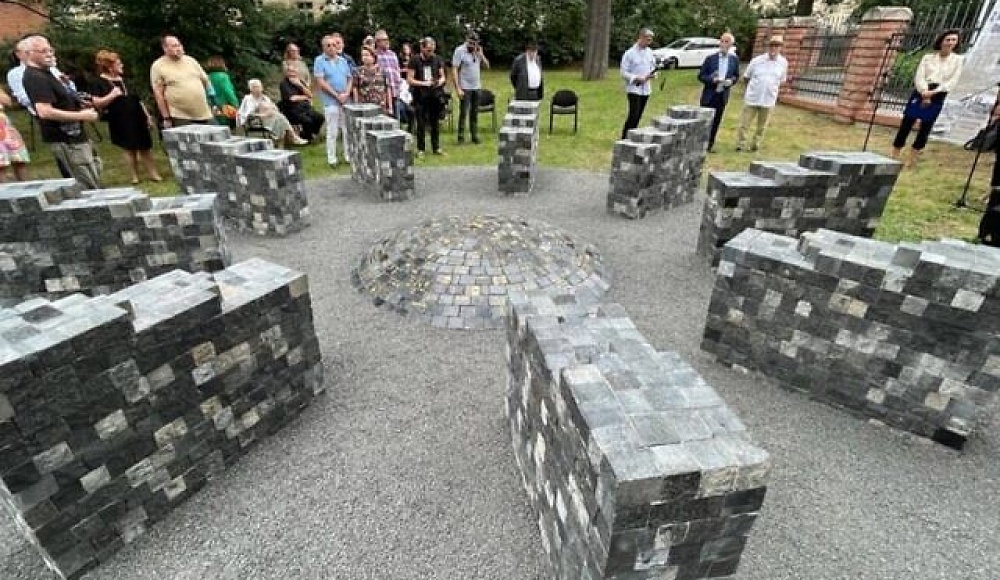 «Возвращение камней». Мемориал из еврейских надгробий открыли в Праге