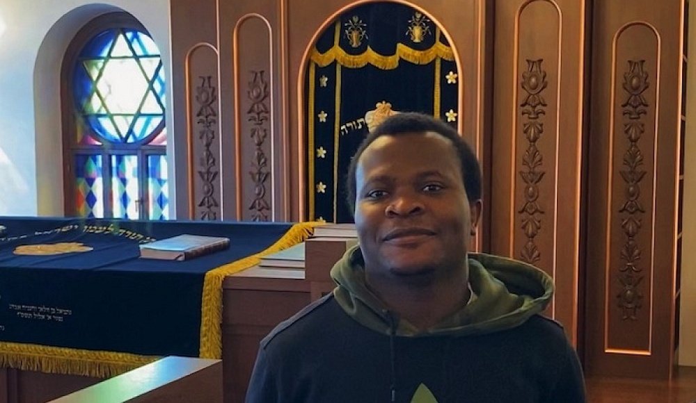 Студент из Замбии стал посещать синагогу Владивостока