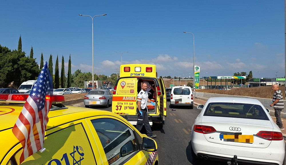 8 человек пострадали в результате наезда автомобиля на автобусную остановку в центре Израиля