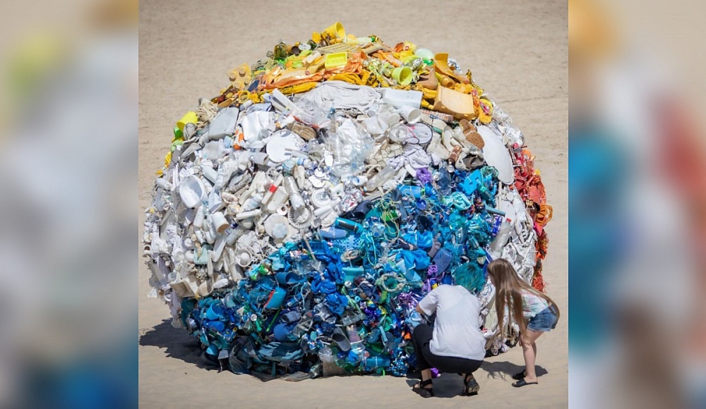 Тель-Авив удивил пляжной скульптурой из мусора весом в четверть тонны